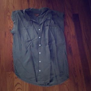 Women’s green button up sleeveless shirt